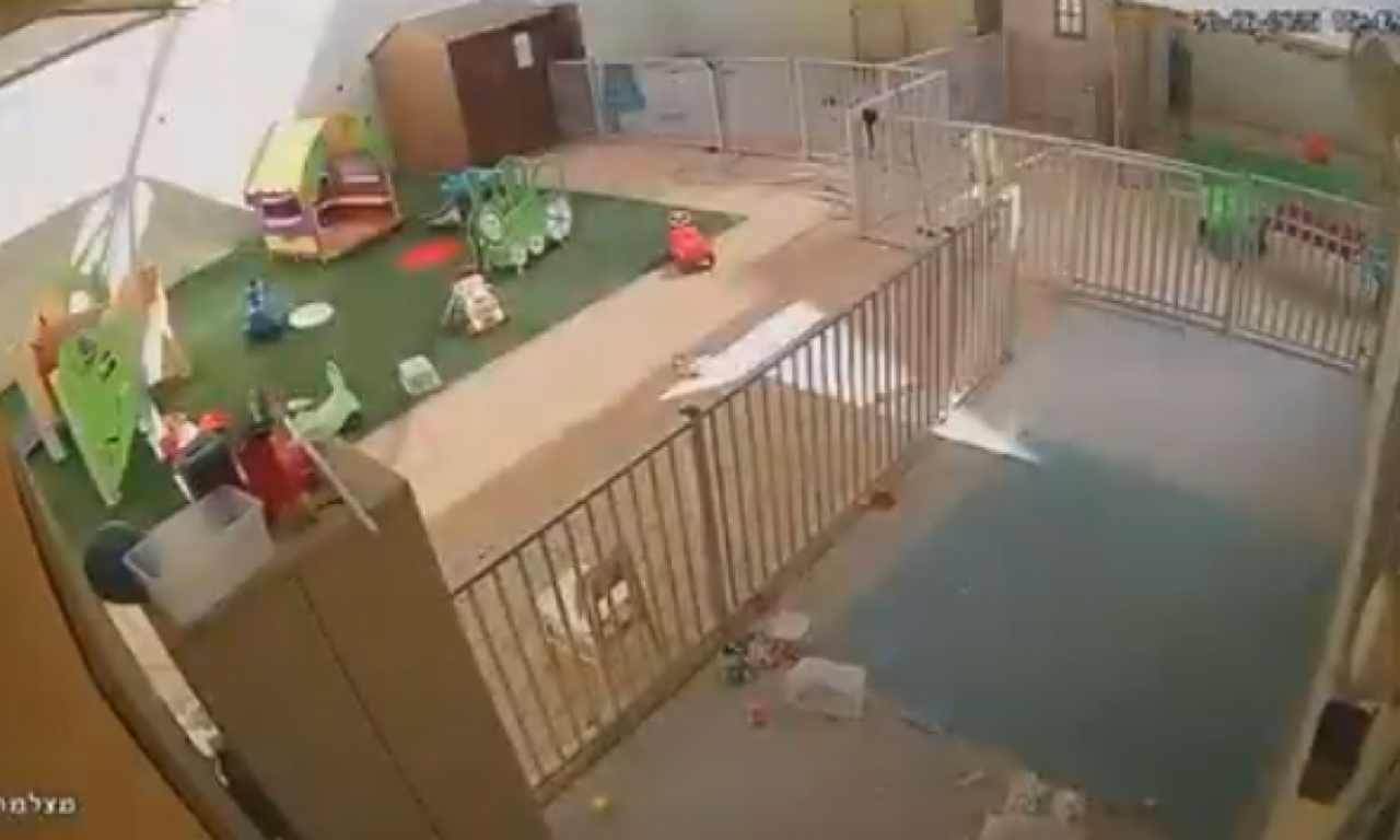 UZNEMIRUJUĆI SNIMAK UDARA RAKETE U VRTIĆ U IZRAELU: U trenu je sve uništeno (VIDEO)