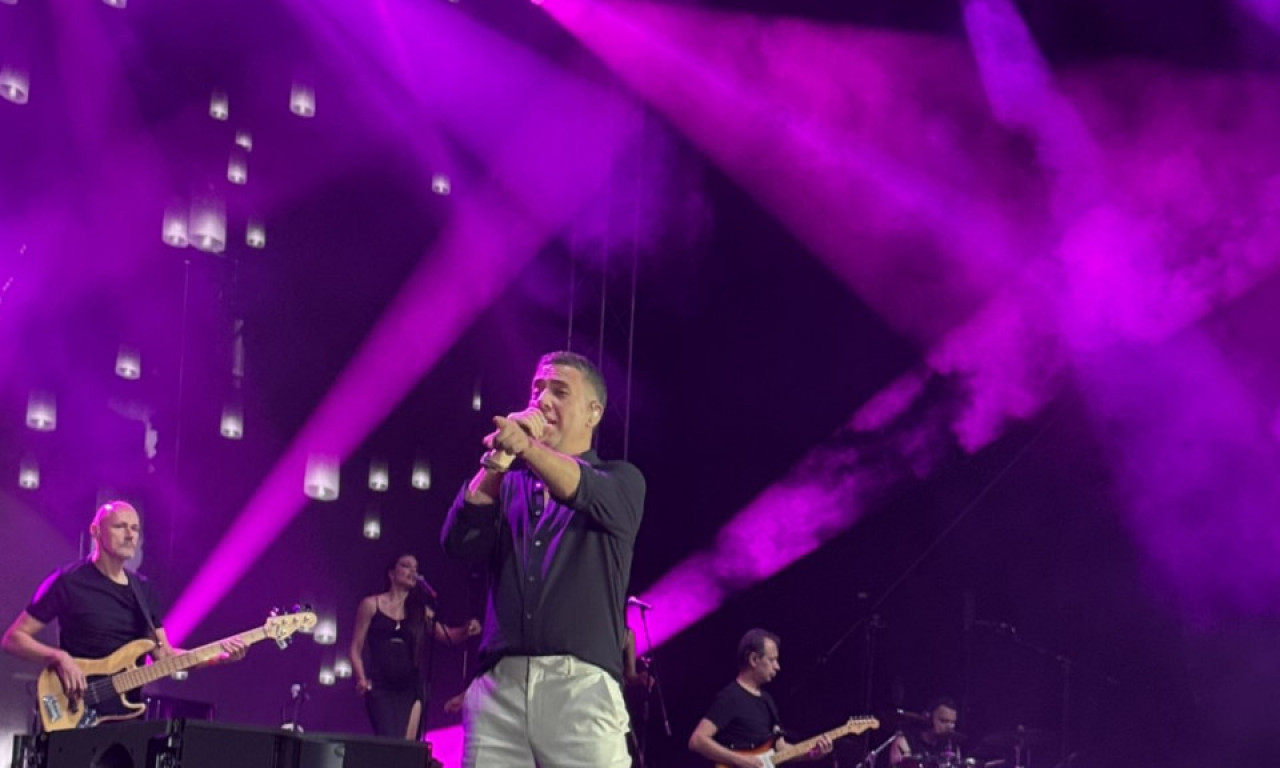 FANOVI IZ CELE HRVATSKE DOŠLI NA KONCERT ŽELJKA JOKSIMOVIĆA: "Dobro veče Opatijo i prijatelji, uživajte večeras" (VIDEO)