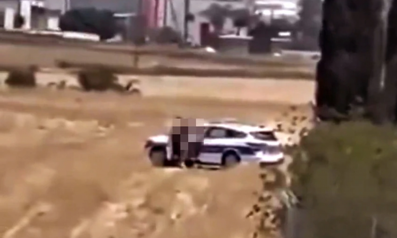 POLICAJAC I POLICAJKA U ŽESTOKOJ AKCIJI Sve se treslo, a slučajni prolaznik snimio, evo šta je odmah usledilo! (VIDEO)