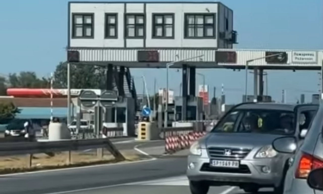 ŠOK SCENA NA NAPLATNOJ RAMPI: Pa kako li je uopšte prošao? Svi gledaju u čudu vozača koji ide u suprotnom smeru (VIDEO)