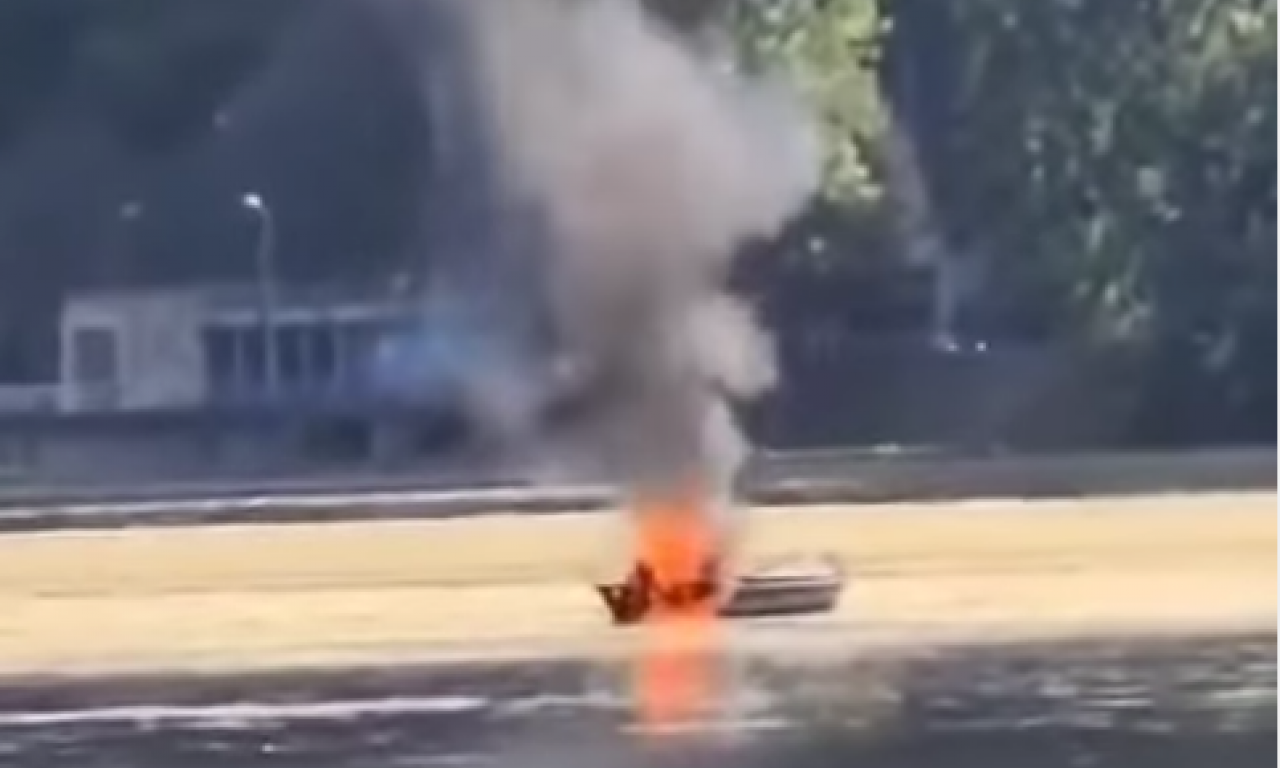 ZAPALIO SE ČAMAC NA JEZERU KOD ČAČKA: Stariji par uskočio u vodu, uspeli da doplivaju do obale (VIDEO)