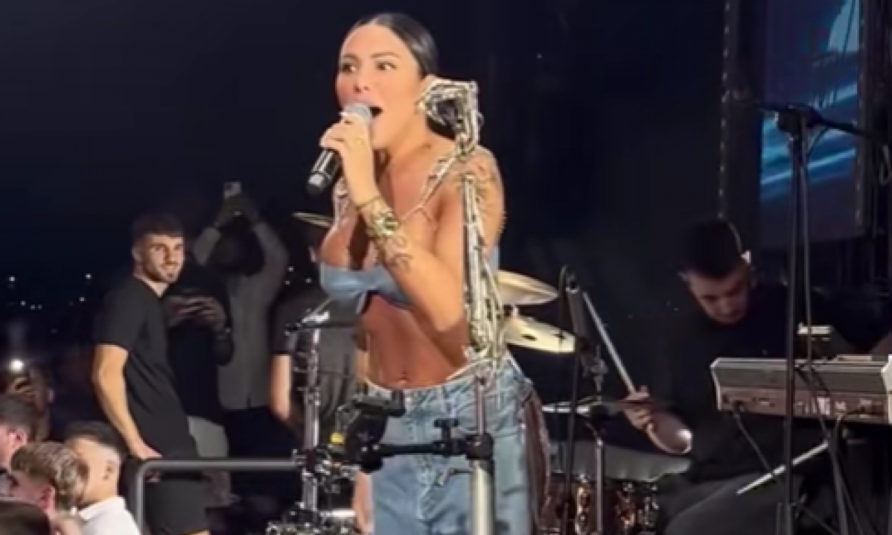 SANDRA AFRIKA ŠOKIRALA STAJLINGOM NA NASTUPU Napred farmerice, a nazad gola zadnjica (VIDEO)