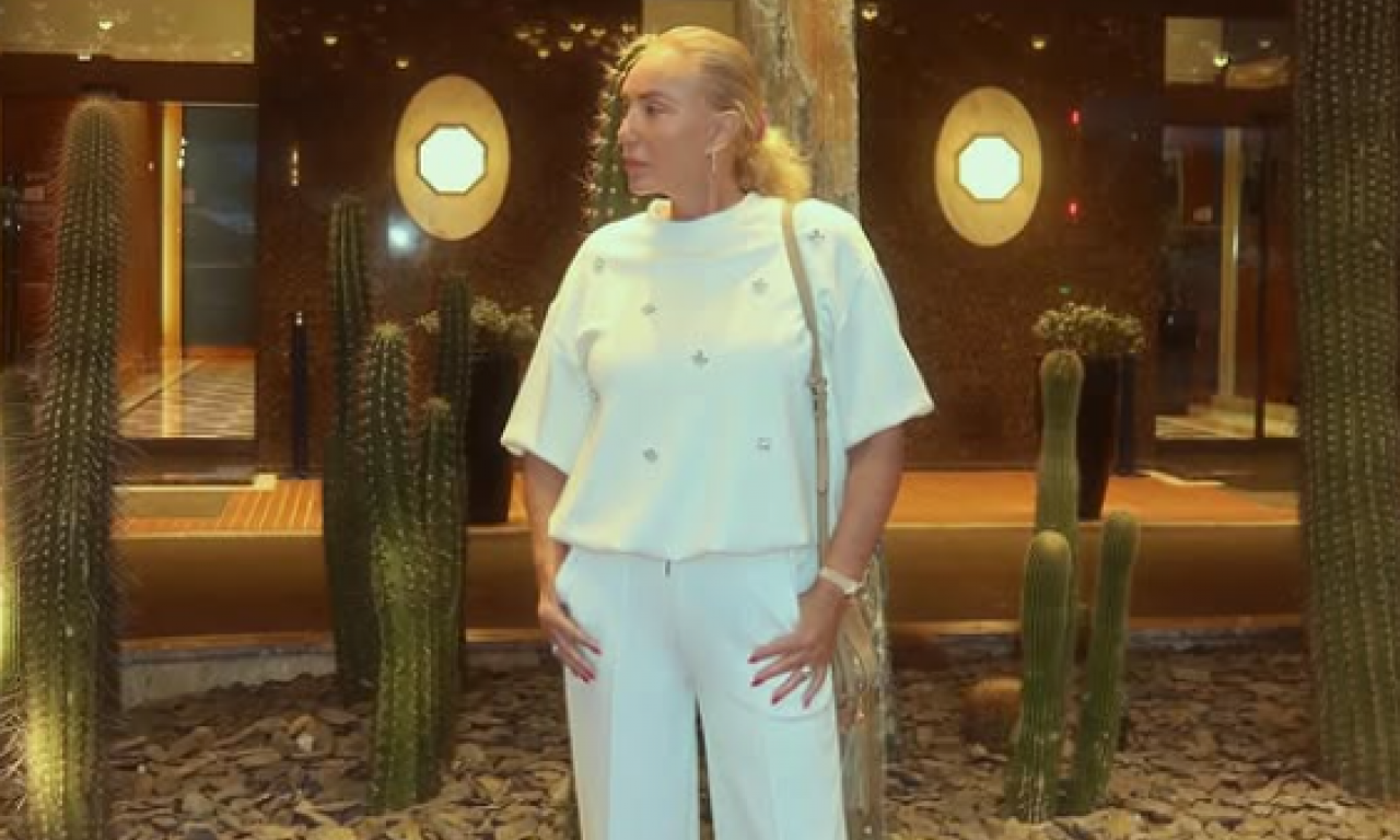 LEPA BRENA ODMARA NA AZURNOJ OBALI Uživa u elitnom restoranu, ovako se provodi balkanska zvezda (VIDEO)