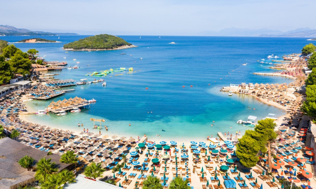 MORE TIRKIZNO, KAFA EVRO, A AVION IZ BEOGRADA STIŽE ZA 90 MINUTA Evo gde Srbi letuju za male pare (FOTO)