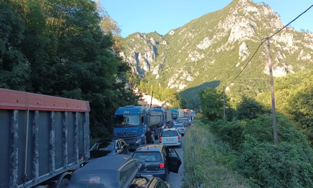 KILOMETARSKA KOLONA NA OVOM GRANIČNOM PRELAZU Sezona tek što je počela, a već je kolaps