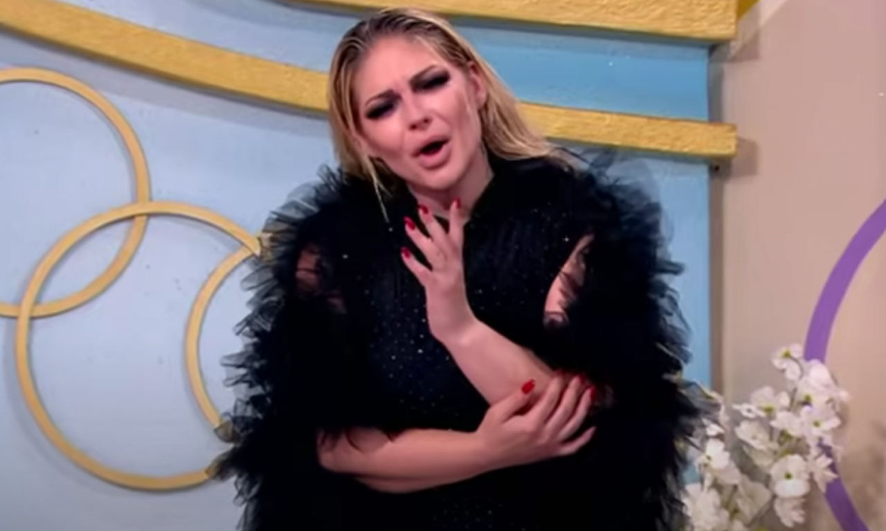 PUKLE SU JE EMOCIJE Pevačica posle razvoda peva u emisiji i plače, voditeljka reagovala (FOTO)
