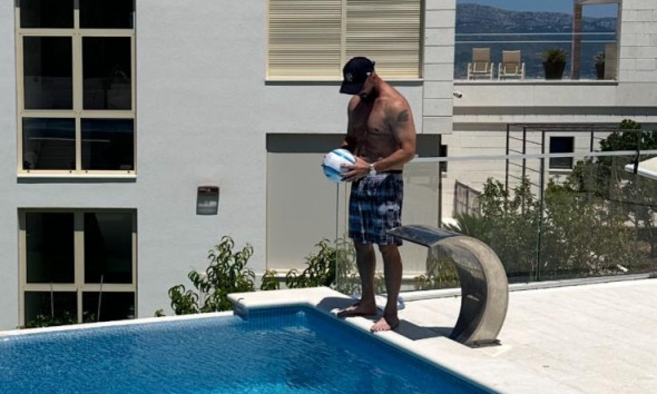 KO BI REKAO DA JE U ŠESTOJ DECENIJI? Boban Rajović se skinuo i zadao zadatak mnogim vršnjacima (FOTO)
