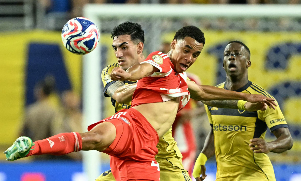 URNEBESNE SCENE NA SVETSKOM KLUPSKOM: Navijači Boke se raspravljali sa petogodišnjim navijačem Bajerna