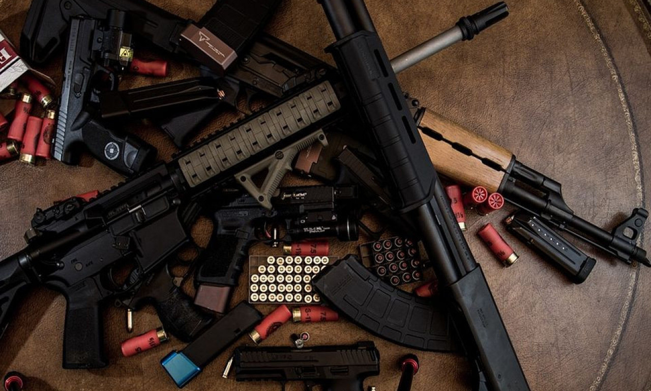 ARSENAL ORUŽJA PRONAĐEN U KUĆI NA ZVEZDARI! Policija otvorila burad u podrumu i evo šta je zatekla
