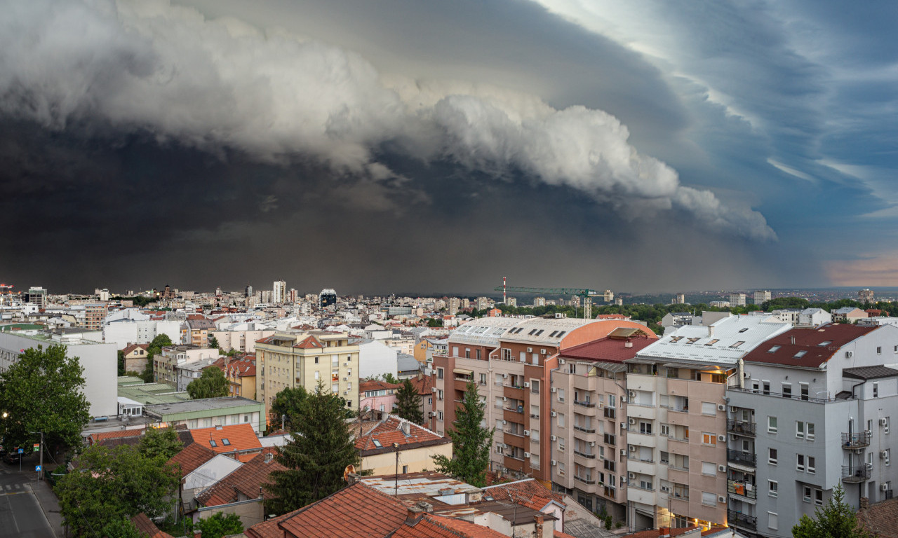 NEVREME STIŽE U SRBIJU, UPALJENO UPOZORENJE! Kiša danas u ovim mestima - i Beograd na udaru pljuskova
