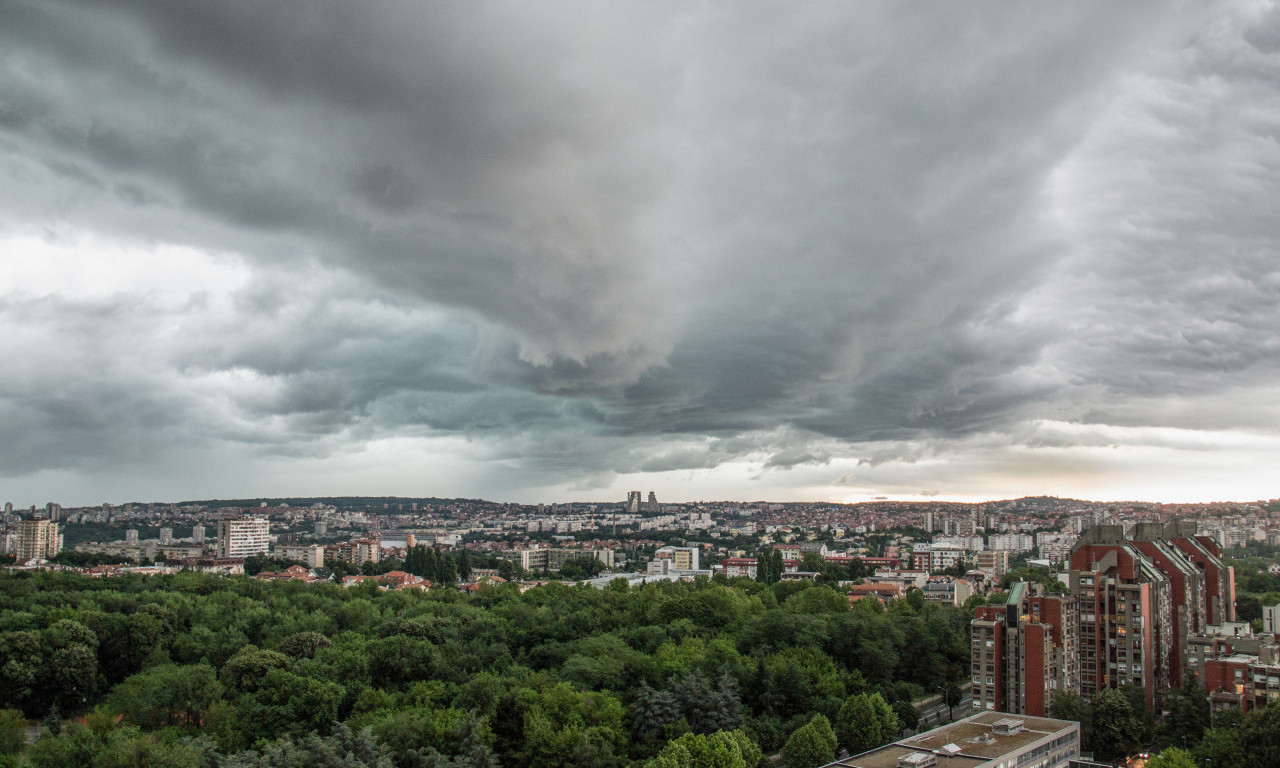 NEVREME SAMO ŠTO NIJE! Stiglo novo upozorenje RHMZ: Nek se spreme ovi delovi Srbije, na udaru i Beograd (FOTO)