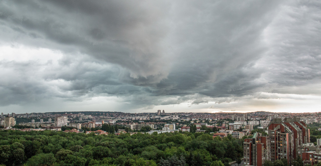NEVREME SAMO ŠTO NIJE! Stiglo novo upozorenje RHMZ: Nek se spreme ovi delovi Srbije, na udaru i Beograd (FOTO)