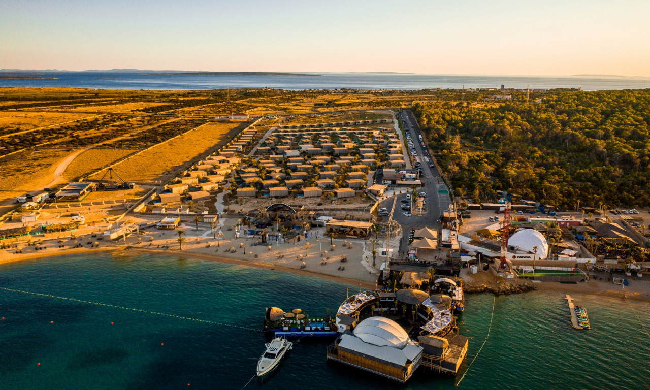 POLICIJA ZAPEČATILA NAJPOPULARNIJI RIZORT U HRVATSKOJ Gosti besni, ostali i bez ličnih stvari (VIDEO)