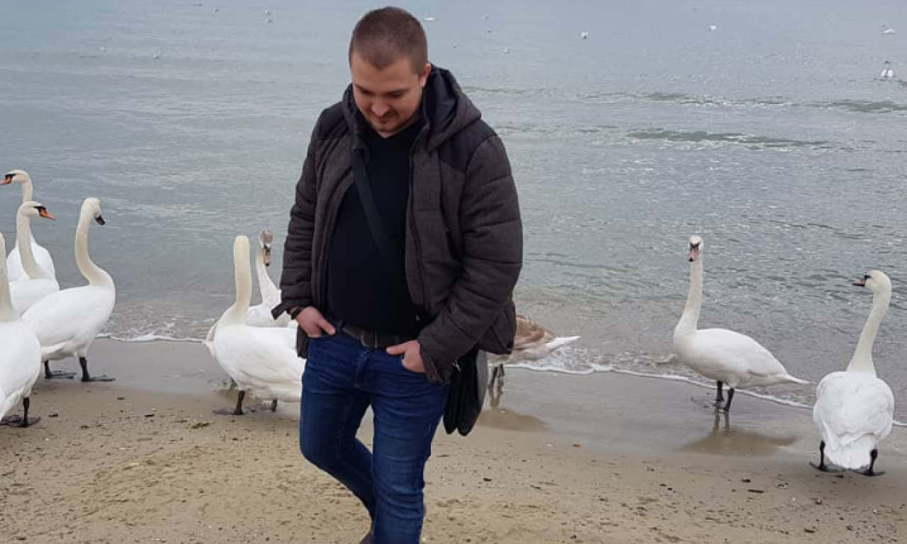 PEVAČ DOŽIVEO TEŠKU SAOBRAĆAJKU Koleginica i on jedva preživeli, na njihov auto naleteo autobus (FOTO)