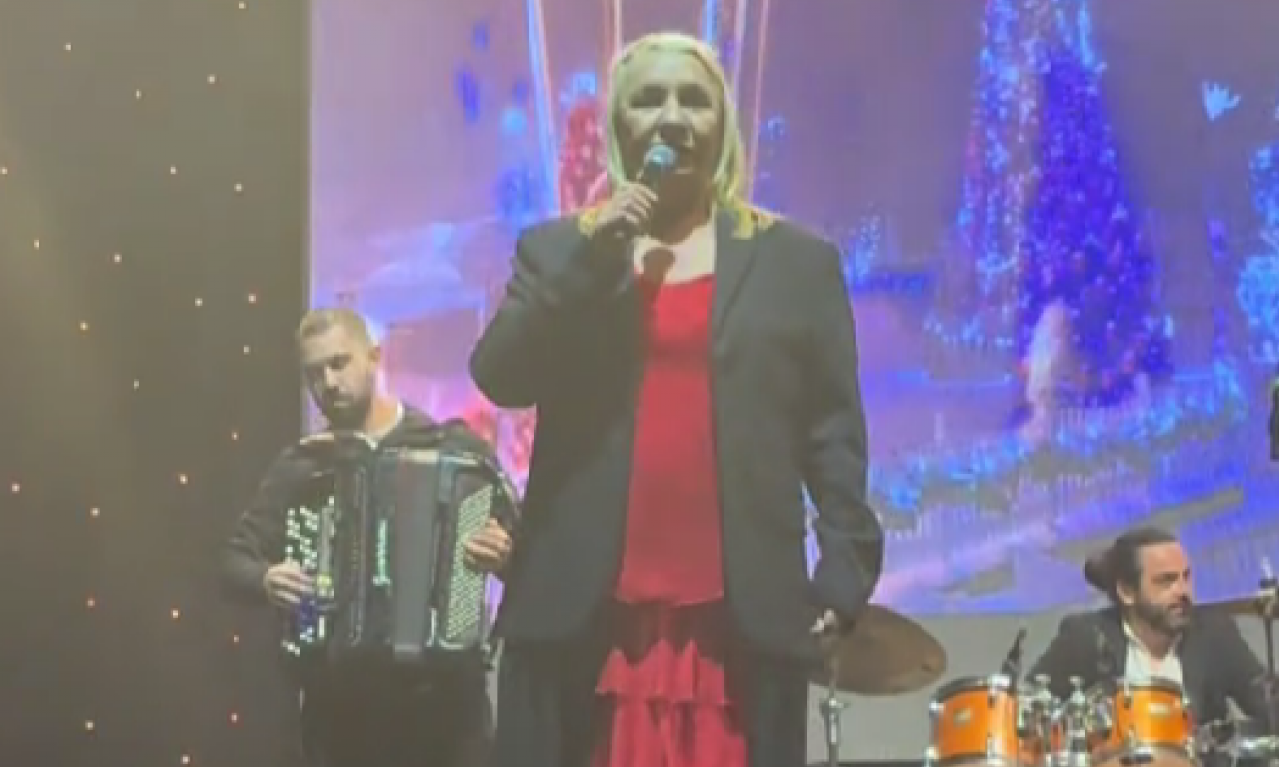 VESNA ZMIJANAC SE OBRUKALA NA KONCERTU U CRNOJ GORI "Ne zna gde se nalazi" (VIDEO)