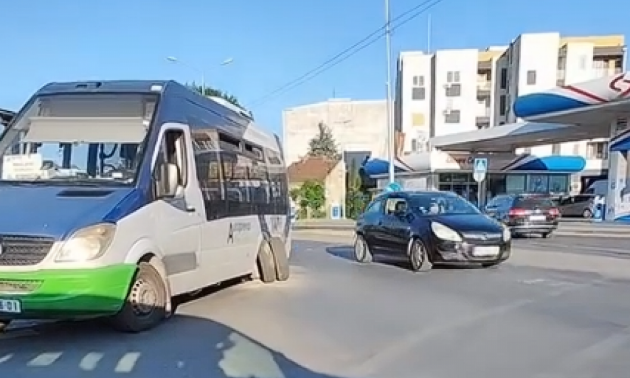 NASRED PUTA MINIBUS Svi gledaju u scenu iz Kraljeva - evo šta se desilo! (VIDEO)