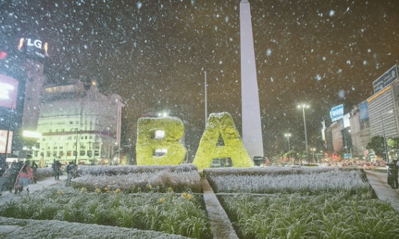 PAO SNEG USRED JUNA: Fenomen kakav se retko viđa u Argentini! (VIDEO)