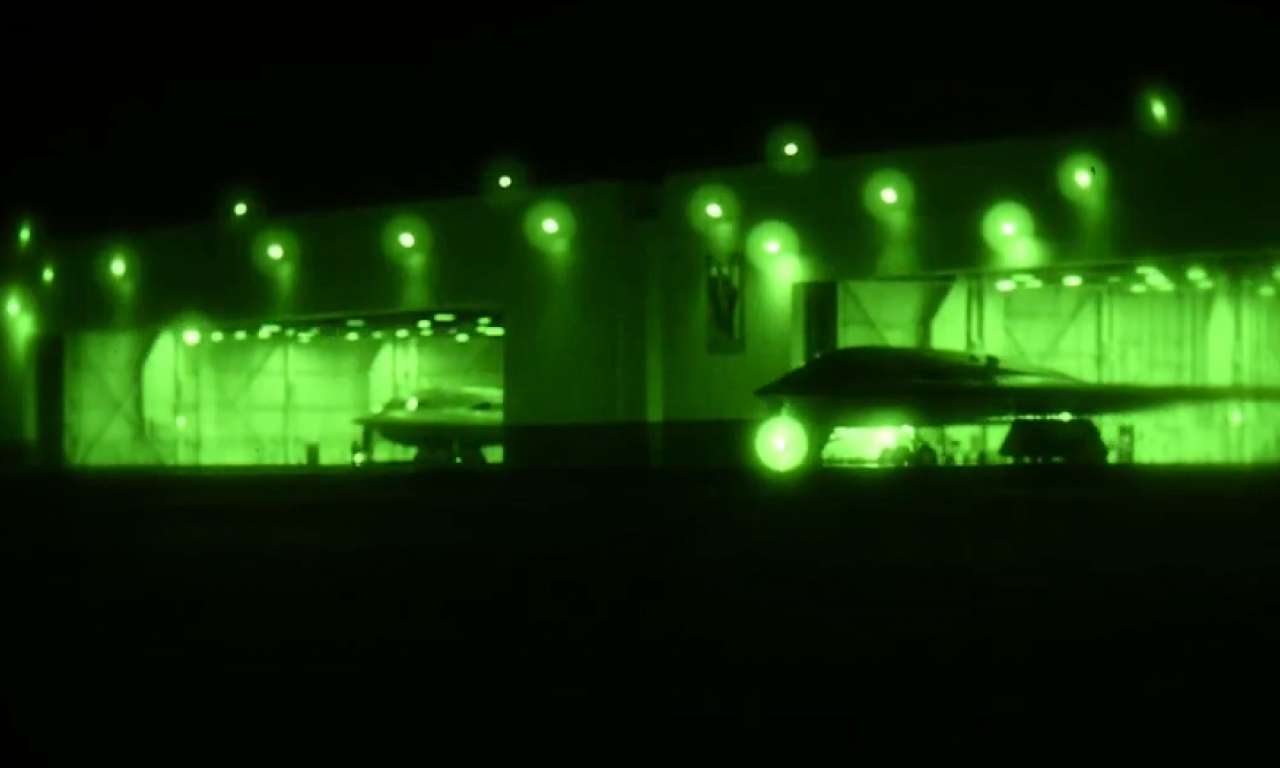 AMERIKANCI OBJAVILI NOVI SNIMAK ORUŽJA KOJIM PRETE CELOM SVETU Strašni bombarderi su napravili haos u Iranu (VIDEO)