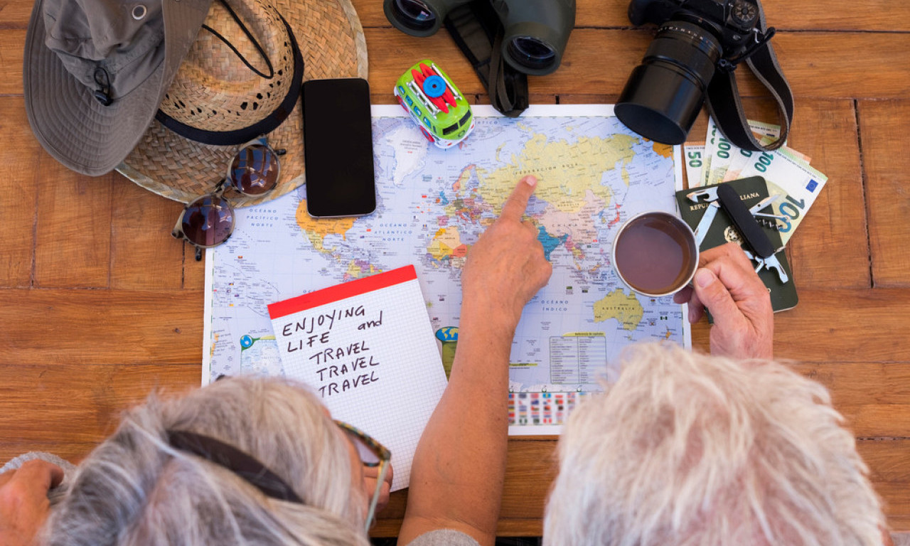 LETOVANJE ZA PENZIONERE ZA 250 EVRA? Da, moguće je - evo gde bake i deke iz Srbije letuju za male pare!