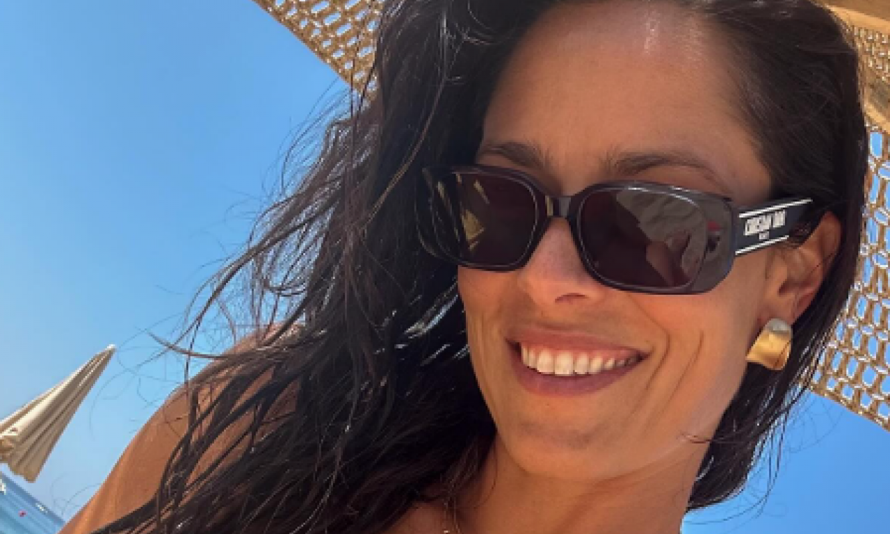ANA IVANOVIĆ ŠALJE MISTERIOZNU PORUKU SA PLAŽE Dani za punjenje baterija i uživanje sa decom, ali šta je htela da poruči
