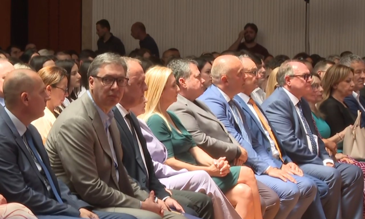 Vučić na ceremoniji uručenja ugovora o radu najboljim diplomcima u Srbiji (VIDEO)