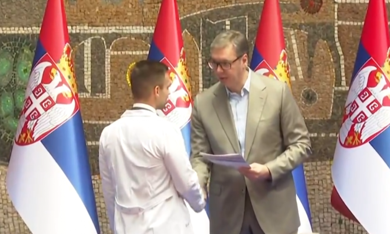 PREDSEDNIK VUČIĆ NA CEREMONIJI U PALATI SRBIJA Dodela ugovora o radu najboljim diplomcima u Srbiji (VIDEO)