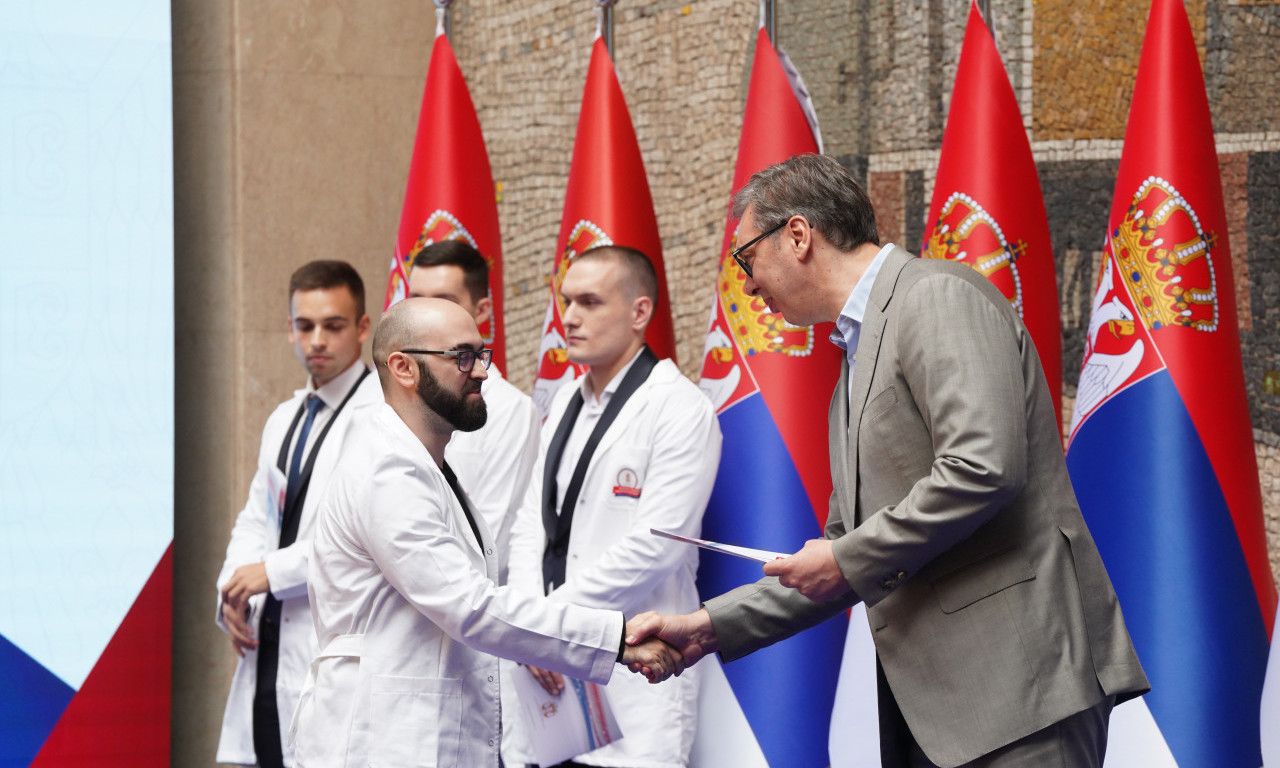 KAKAV DAN ZA MEDICINARE U SRBIJI! Vučić: Uvek budite takvi - najbolji, najmarljiviji i najposvećeniji (VIDEO)