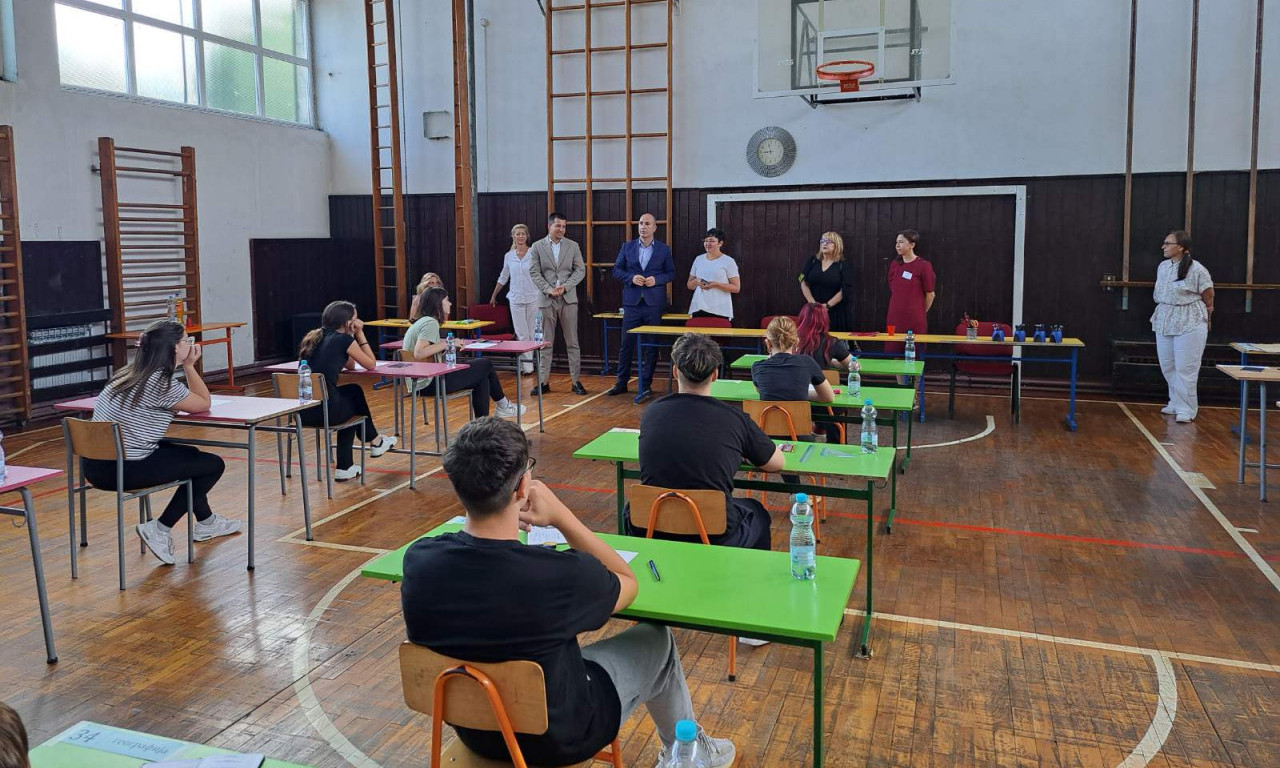 OVO JE PROSEČAN BROJ BODOVA NA TESTU IZ SRPSKOG I MATEMATIKE Pogledajte kako su prošli đaci osmaci!