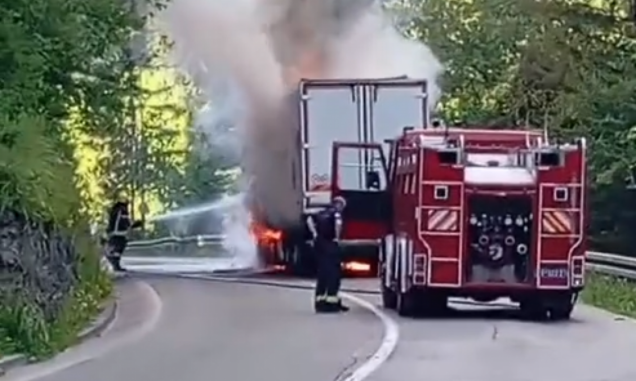 GORI ŠLEPER KOD KOKINOG BRODA Saobraćaj je prekinut, a vatrogasci se muče da ugase buktinju! (VIDEO)