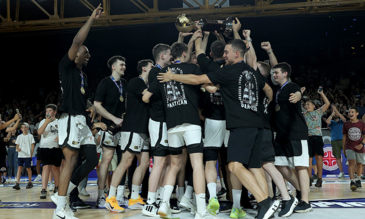 ZNAČI DUPLA KRUNA: Igrači Partizana slavili s navijačima ispred Humske,  palile se baklje (VIDEO)