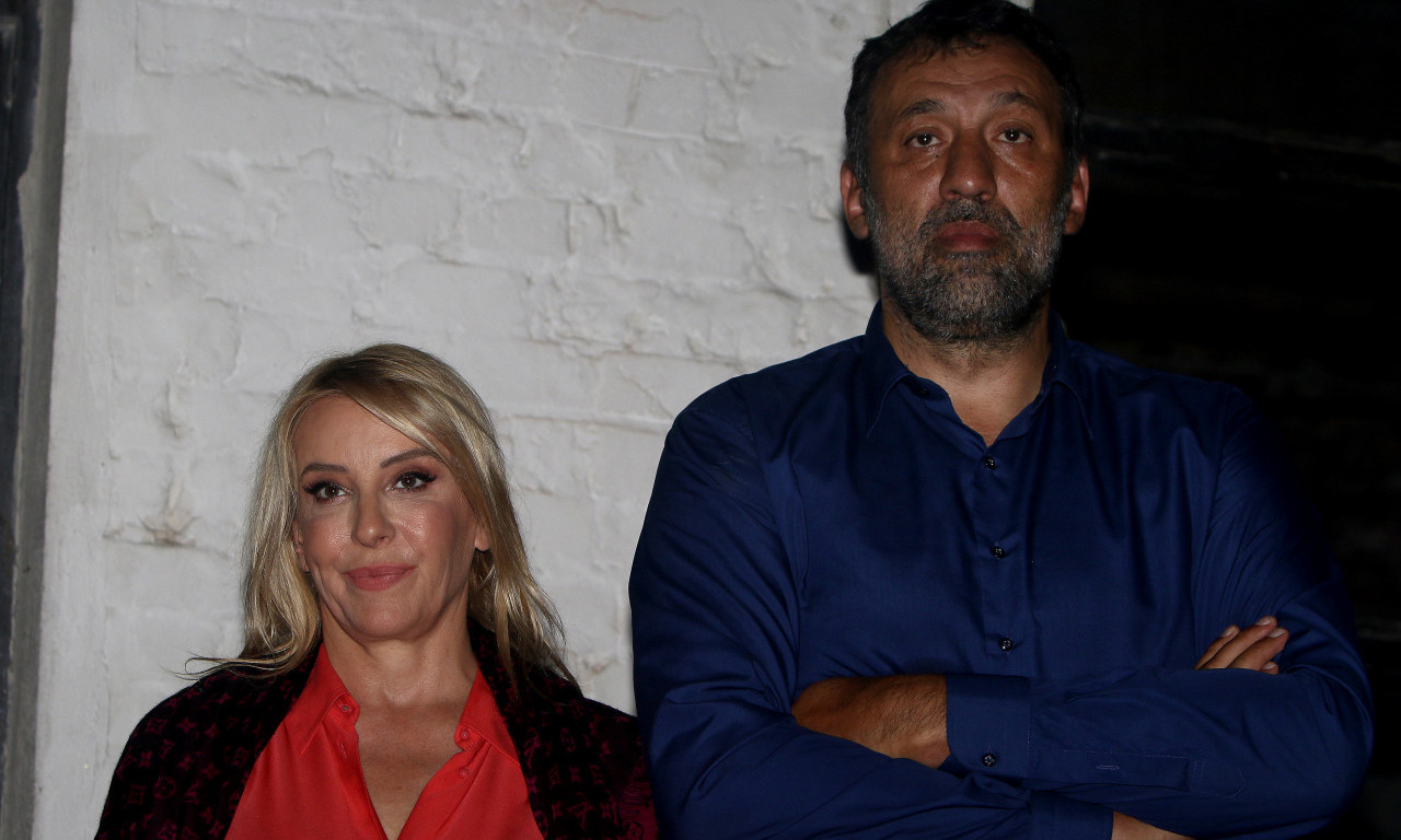 ANA DIVAC UZ MUŽA NAKON NESREĆE Posetila ga u Risnu pa legla u njegov bolnički krevet! (FOTO)