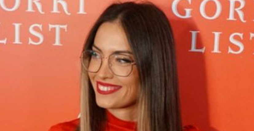 "MIRKA, TREBA VIŠE OVAKO DA SE OBLAČIŠ" Glumica u crnoj uskoj haljini, grudi u prvom planu (FOTO)