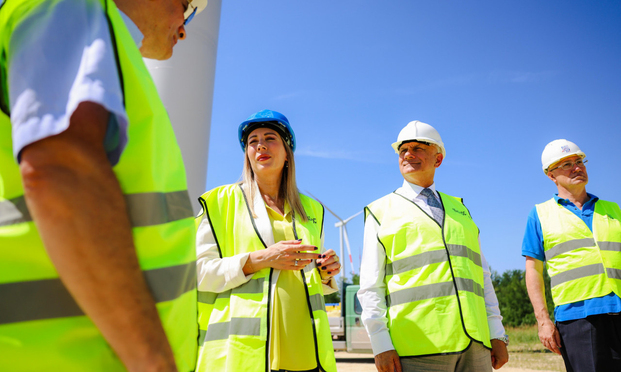 TRUDNA MINISTARKA NE USPORAVA Dubravka Đedović Handanović prvi put pokazala trudnički stomak! (FOTO)