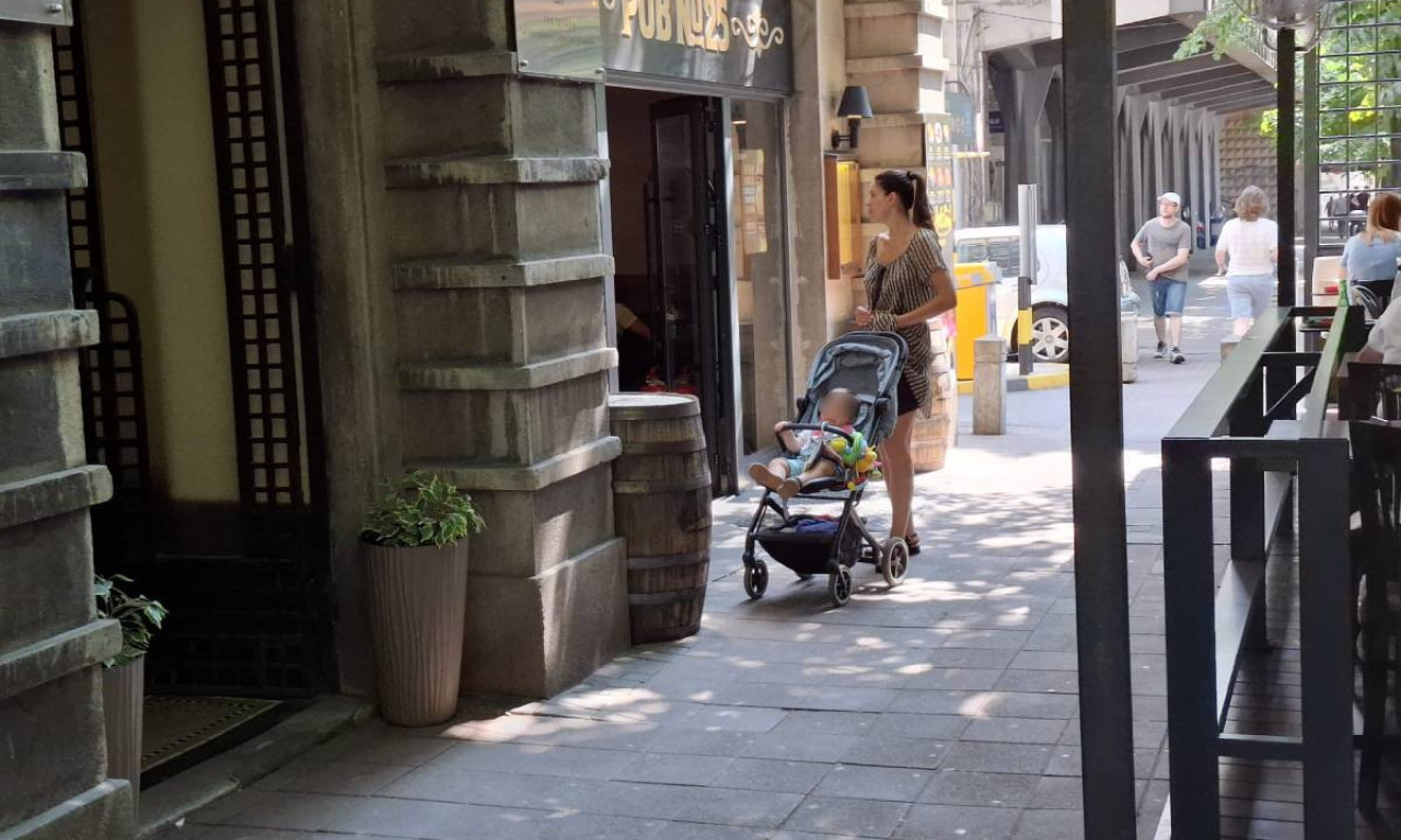 PAPARACO K1INFO UHVATIO SANJU KUZET PRVI PUT U ŠETNJI SA SINOVIMA: Porodična idila na vrelom asfaltu Beograda! (FOTO)