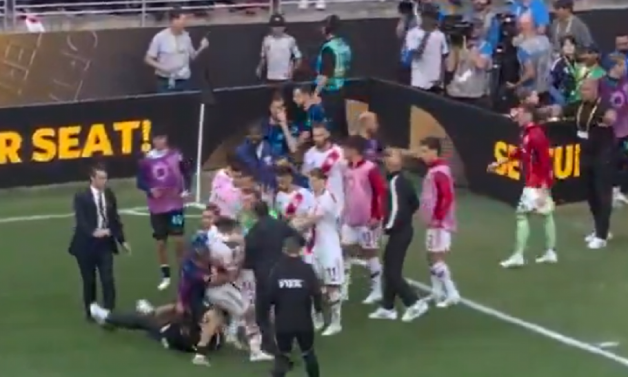 MAKLJAŽA FUDBALERA NA SVETSKOM KLUPSKOM PRVENSTVU! Snimci obišli planetu - pogledajte skandal koji svet ne pamti (VIDEO)