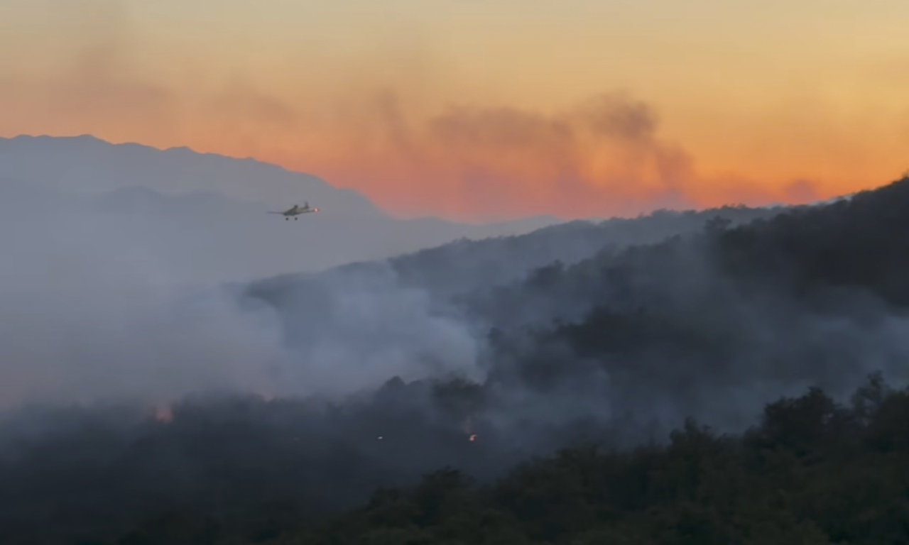 GORI HERCEGOVINA! Vatra guta sve pred sobom, preti i stambenim objektima - jedna stvar otežava gašenje požara (VIDEO)