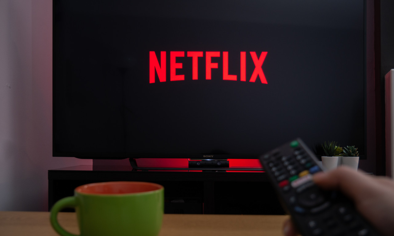 NETFLIX SERIJE KOJE ĆE TI DONETI BEG IZ SVAKODNEVICE OVOG LETA Treba ti samo daljinski, lubenica i ventilator (VIDEO)