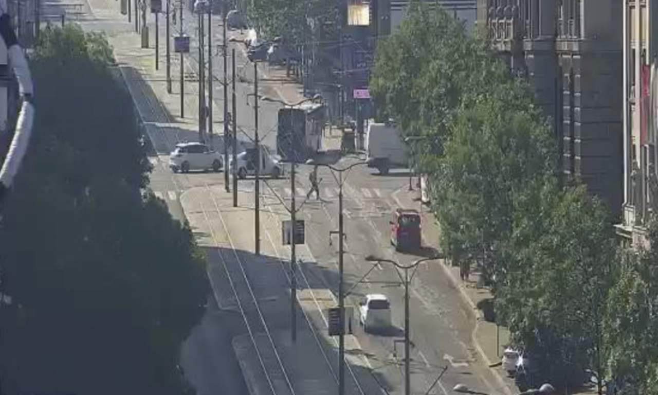 ZAVRŠENA BLOKADA ISPRED VLADE SRBIJE! Pogledajte šta se dešava na najprometnijoj raskrsnici u Beogradu (FOTO)