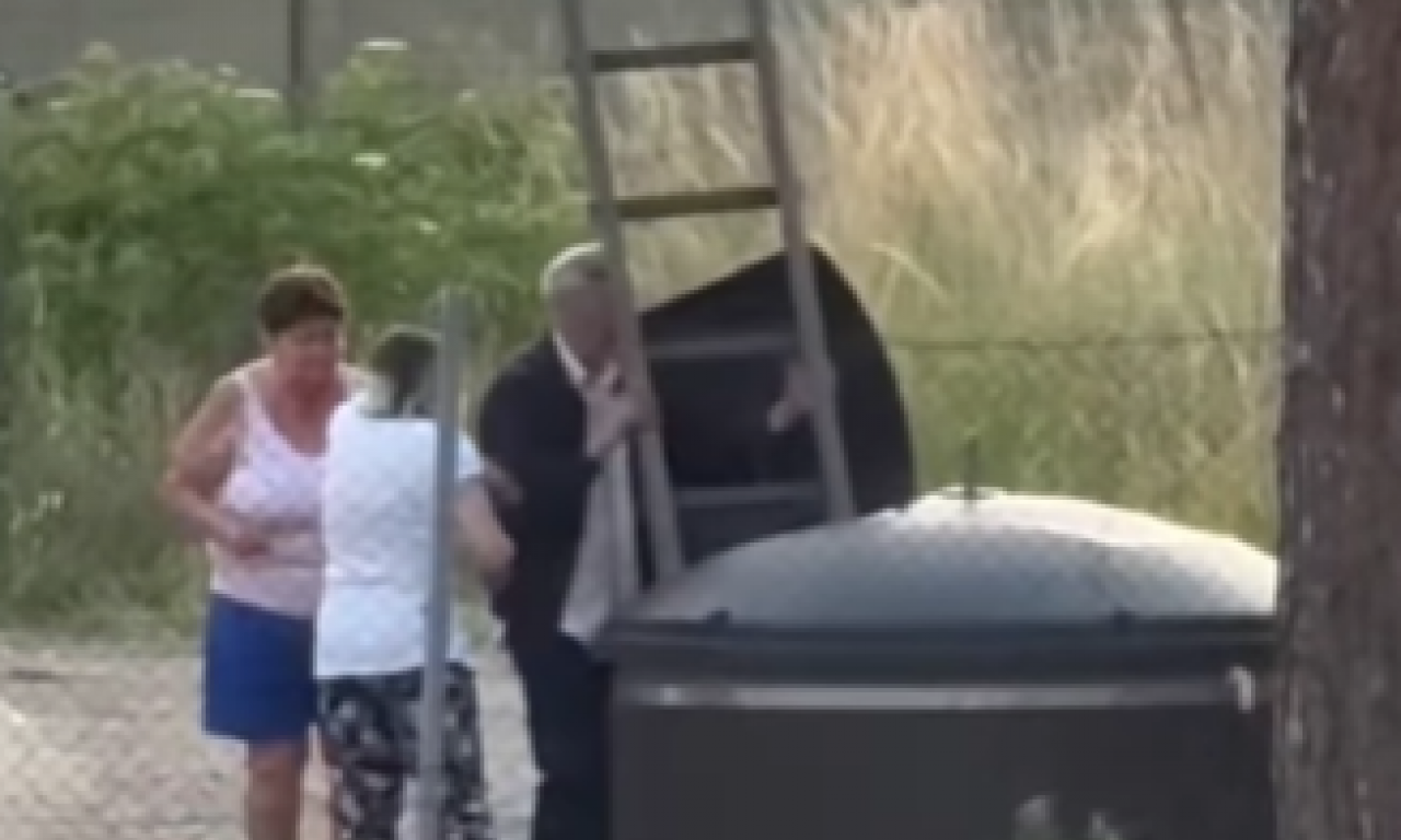 SNIMAK NAPRAVIO HAOS NA MREŽAMA! Ženi upala torbica u kontejner, a onda je došao on: "Danas muškarci čupaju obrve"