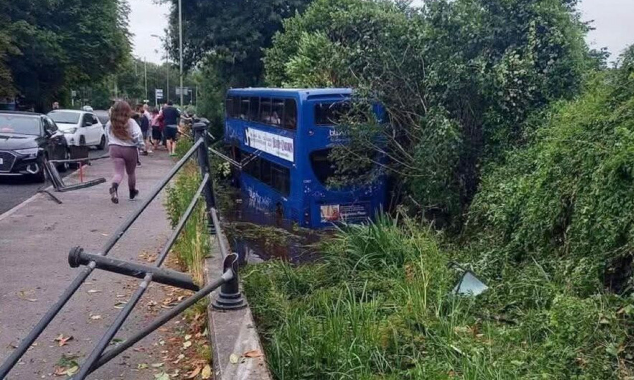 HOROR U VELIKOJ BRITANIJI: Autobus sa decom sleteo u reku – najmanje 17 povređenih, roditelji u šoku!