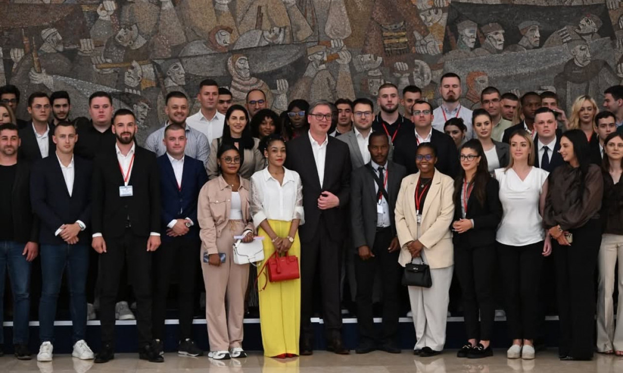 VUČIĆA ODUŠEVILA STUDETKINJA IZ ANGOLE Pogledajte najbolji momenat sa otvaranja Međunarodnog foruma studenata (VIDEO)