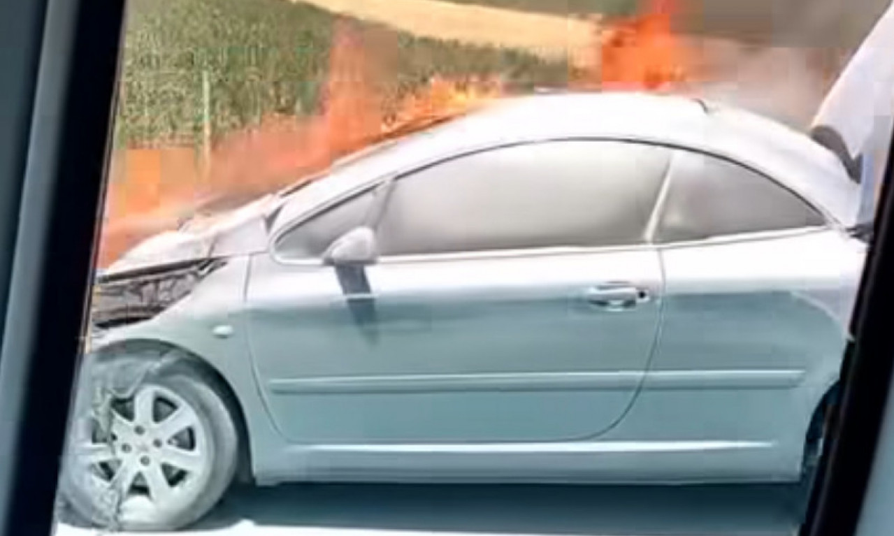 GORI AUTOMOBIL NA AUTOPUTU KOD SREMSKE MITROVICE: Gust dim prekrio saobraćajnicu, vozila stoje