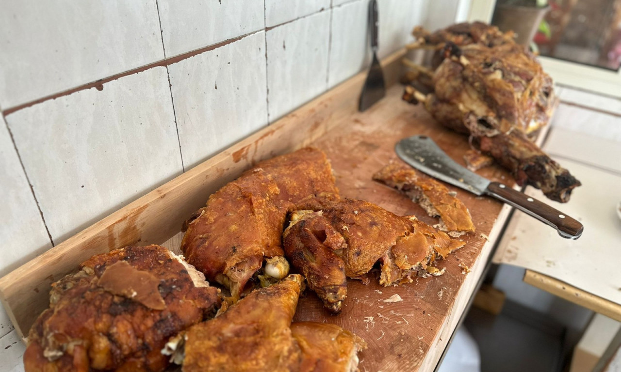 ZA 600 DINARA KAO BEG: Čačani doručkuju vruće pečenje i na +30, kilo jagnjetine 2.700 dinara! (FOTO)