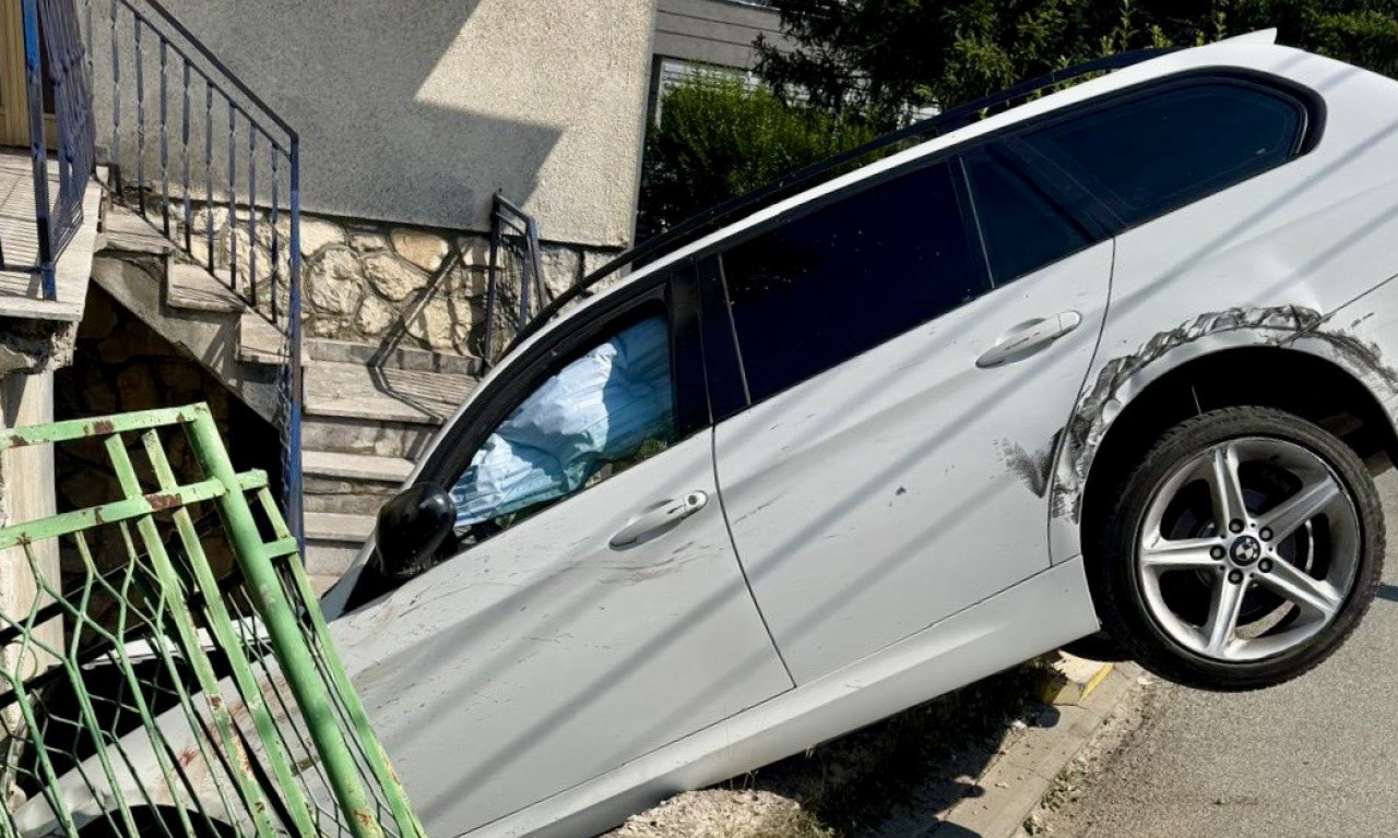 JEZIV SNIMAK NESREĆE U NOVOM PAZARU! BMW pokosio ženu i uleteo u dvorište (VIDEO)