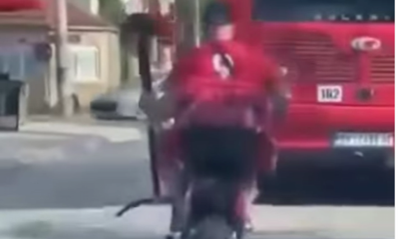HIT SNIMAK IZ BEOGRADA: Muškarac na skuteru nosi ventilatro i hladi se, svi se pitaju samo jedno (VIDEO)
