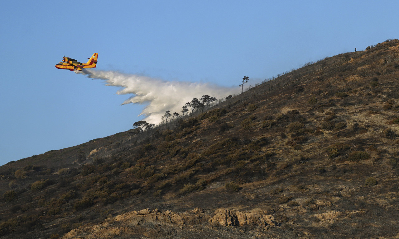 BUKNUO POŽAR NADOMAK ATINE! 24 oblasti u Grčkoj u opasnosti – ugrožena 6 letovališta omiljena Srbima!
