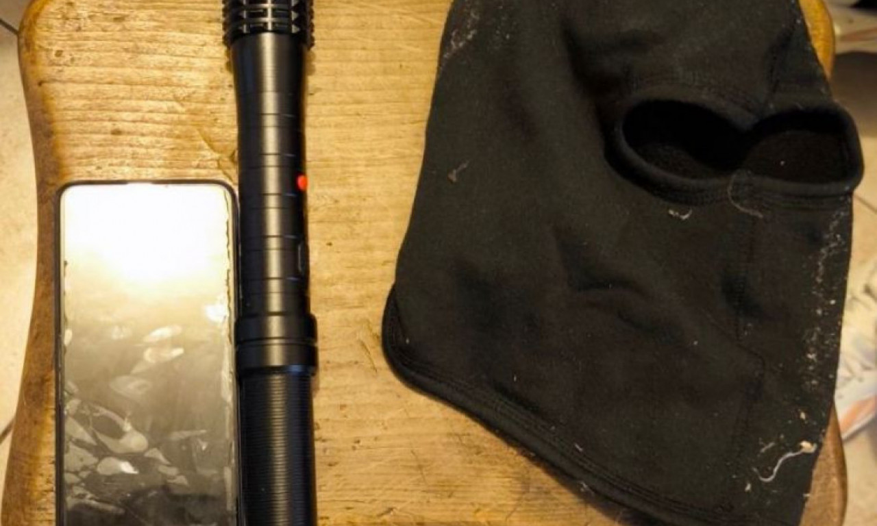 DECA SA FANTOMKAMA NAPALA VRŠNJAKE Tukli ih palicama i šokovima, policija reagovala (FOTO)