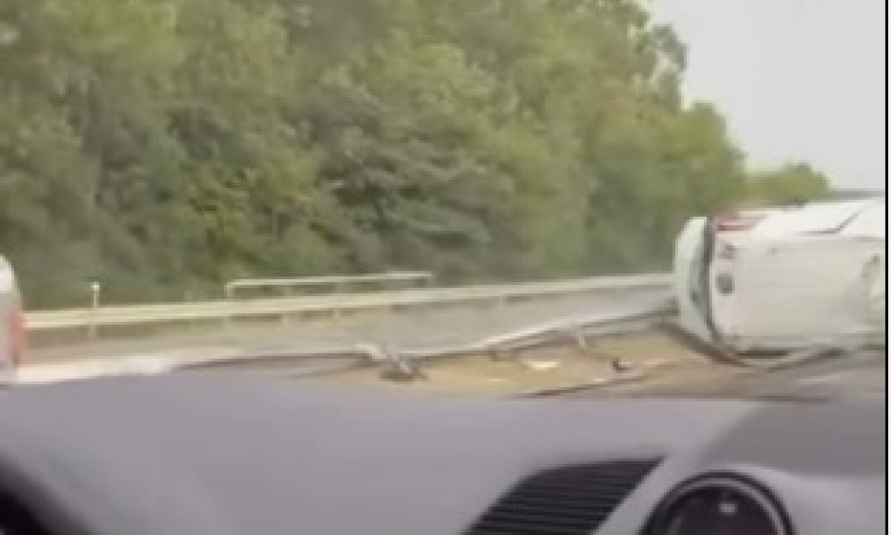 KARAMBOL KOD PARAĆINA! Kombi se prevrnuo na auto-putu, pogledajte strašan prizor (VIDEO)