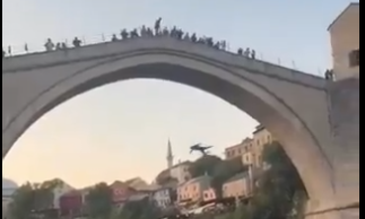 TURISTA SKOČIO SA MOSTA U MOSTARU, PA DOBIO BATINE: Sačekala ga grupa lokalaca, evo zbog čega su ga tukli (VIDEO)