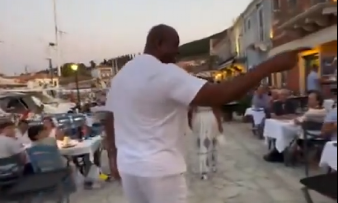 MEDŽIK DŽONSON NALETEO NA SRBE U GRČKOJ: "Pecnuli" ga na srpskom, sve ih je razumeo (HIT VIDEO)